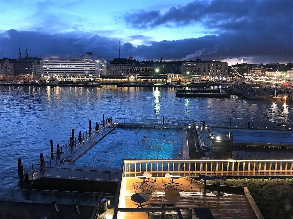 Allas utendørs sjøbad i Helsinkis havnebasseng er åpent til klokken 21 på hverdager. I tilknytning til badet ligger restauranter og kaféer. Foto: Ninara/Flickr