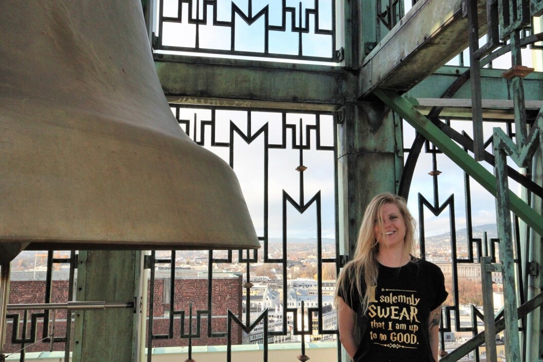 Klokkenisten Laura Marie Rueslåtten inne i klokkespillet. På t-skjorten hennes står det: "I solemnly swear that I am up to no good". VårtOslo tipper byens befolkning er uenig. Foto: André Kjernsli Klokkenisten Laura Marie Rueslåtten inne i klokkespillet. På t-skjorten hennes står det: "I solemnly swear that I am up to no good". VårtOslo tipper byens befolkning er uenig. Foto: André Kjernsli