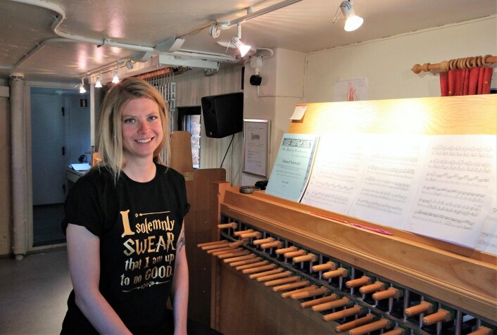 Laura Marie Rueslåtten foran instrumentet hun øver på. Foto: André Kjernsli Laura Marie Rueslåtten foran instrumentet hun øver på. Foto: André Kjernsli