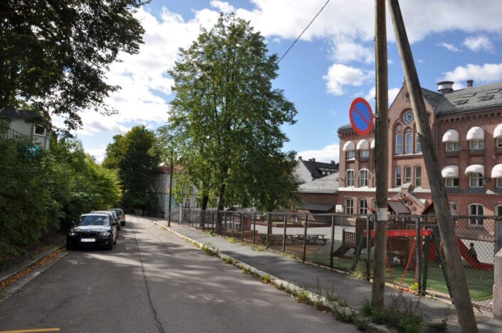 Bolteløkka allé blir innlemmet i skolegården (som sees til høyre). Øverst i venstre hjørne skimtes tomta i Eugenies gate 12 der bystyret ber byrådet innlede forhandlinger med sikte på at kommunen skal kjøpe eiendommen. Foto: Arnsten Linstad Bolteløkka allé blir innlemmet i skolegården (som sees til høyre). Øverst i venstre hjørne skimtes tomta i Eugenies gate 12 der bystyret ber byrådet innlede forhandlinger med sikte på at kommunen skal kjøpe eiendommen. Foto: Arnsten Linstad