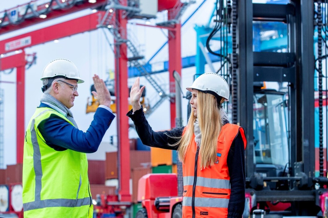 Styreleder Roger Schjerva i Oslo Havn KF og markedssjef Maiken Solemdal i Yilport mener miljøtilskuddet fra Oslo Havn er et viktig bidrag for å gjøre containerterminalen utslippsfri. Foto: Bo Mathisen Styreleder Roger Schjerva i Oslo Havn KF og markedssjef Maiken Solemdal i Yilport mener miljøtilskuddet fra Oslo Havn er et viktig bidrag for å gjøre containerterminalen utslippsfri. Foto: Bo Mathisen