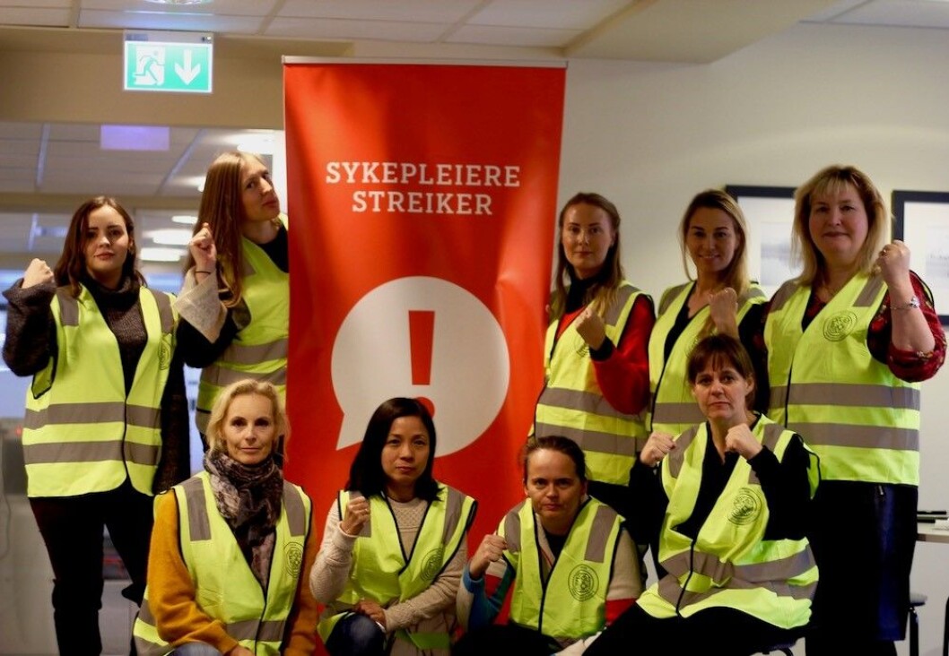 Sykepleierne finner det uakseptabelt at de skal tjene langt under sine kolleger i kommuner og stat. Nå utestenger NHO sykepleierne fra jobbene deres. Foto: Pål Velo Sykepleierne finner det uakseptabelt at de skal tjene langt under sine kolleger i kommuner og stat. Nå utestenger NHO sykepleierne fra jobbene deres. Foto: Pål Velo