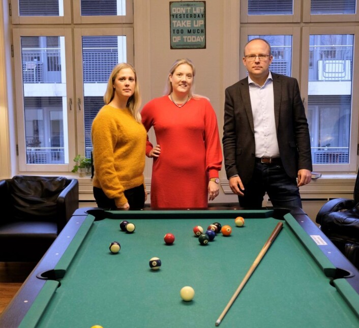 Fremskrittspartiets Aina Stenersen (i midten), nestleder ved P22, Gunhild Engen (til v), og leder Torbjørn Matre håper bystyret vil reversere vedtaket i det rødgrønne byrådet og sikre fortsatt drift ved institusjonen. Foto: Christian Boger Fremskrittspartiets Aina Stenersen (i midten), nestleder ved P22, Gunhild Engen (til v), og leder Torbjørn Matre håper bystyret vil reversere vedtaket i det rødgrønne byrådet og sikre fortsatt drift ved institusjonen. Foto: Christian Boger