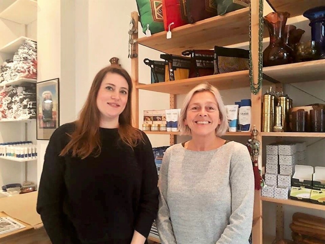 To stolte ansatte hos Al Quds. Fra venstre: Marte Flatejord og Marianne Voss. Foto: Emilie Pascale To stolte ansatte hos Al Quds. Fra venstre: Marte Flatejord og Marianne Voss. Foto: Emilie Pascale