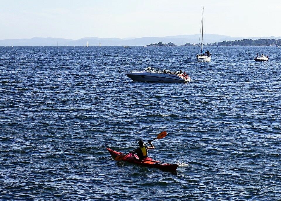 Det er farlig for de 'mykere' trafikantene i indre Oslofjord når småbåter kommer susende forbi. Foto: Tord Baklund / VisitOSLO