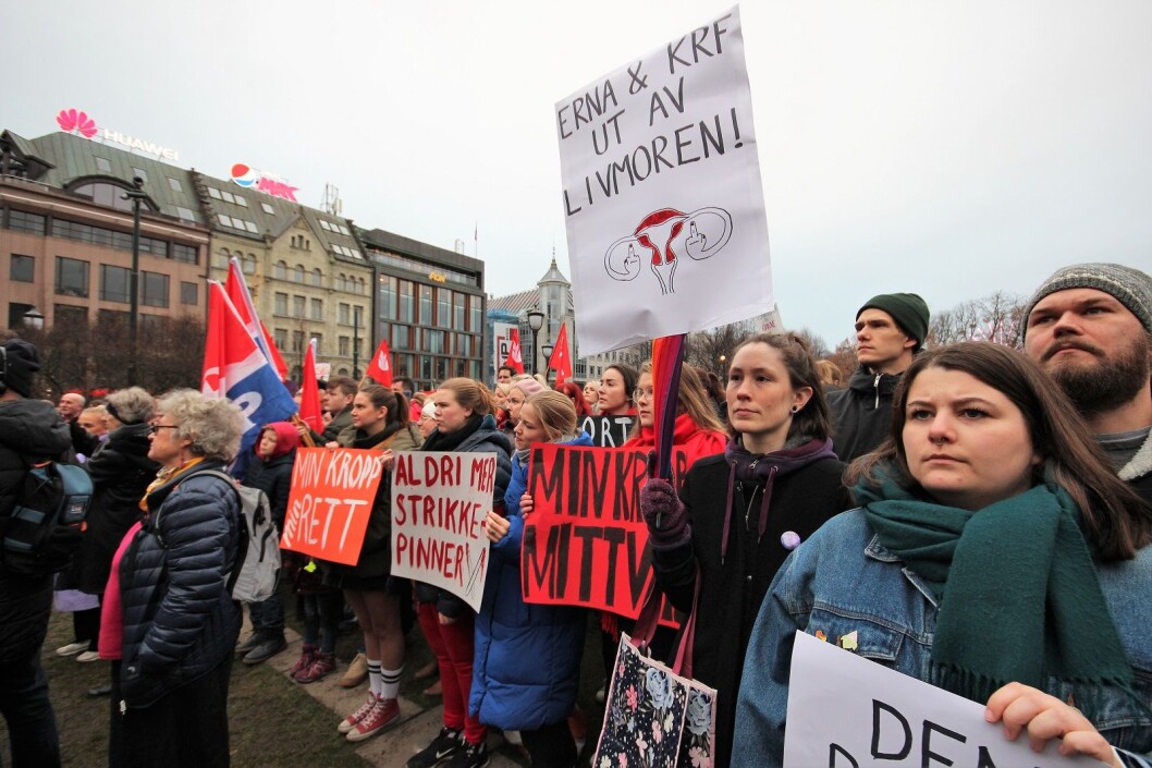 Klare medlinger fra mange av de oppmøtte i demonstrasjonen mot tukling med abortloven i dag. Foto: André Kjernsli Klare medlinger fra mange av de oppmøtte i demonstrasjonen mot tukling med abortloven i dag. Foto: André Kjernsli