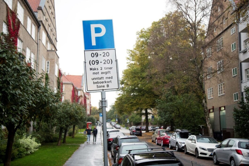 En bil med beboerkort står parkert på Fagerborg i Oslo. For 3000 kroner per år kan beboerne parkere fritt i nabolaget og stå så lenge de vil. Foto: Heiko Junge / NTB scanpix En bil med beboerkort står parkert på Fagerborg i Oslo. For 3000 kroner per år kan beboerne parkere fritt i nabolaget og stå så lenge de vil. Foto: Heiko Junge / NTB scanpix