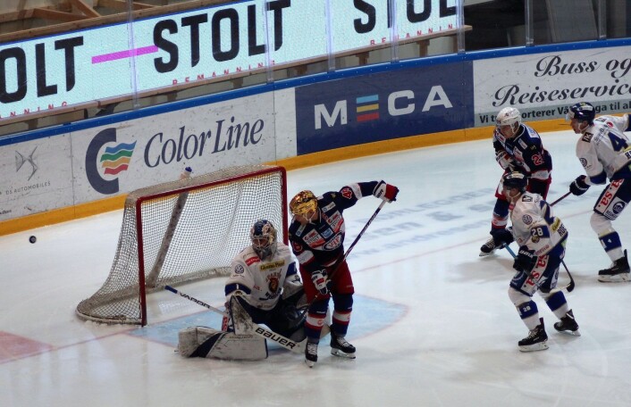 Tobias Lindstrøm ser langt etter en puck som stryker utenfor tidlig i kampen. Foto: André Kjernsli Tobias Lindstrøm ser langt etter en puck som stryker utenfor tidlig i kampen. Foto: André Kjernsli
