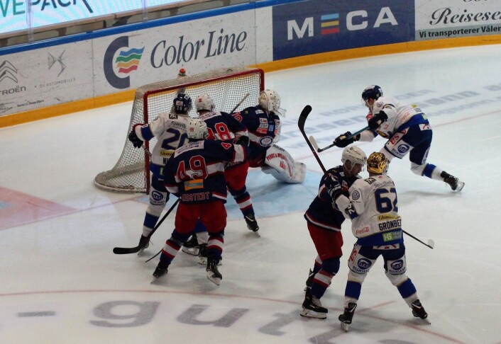 Spartas Peter Quenneville med kveldens første scoring tidlig i andre periode. Foto: André Kjernsli Spartas Peter Quenneville med kveldens første scoring tidlig i andre periode. Foto: André Kjernsli