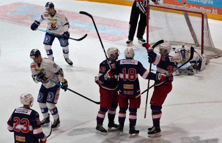 Røymark, Olsen og Stene jubler over kveldens første VIF-mål. Foto: André Kjernsli Røymark, Olsen og Stene jubler over kveldens første VIF-mål. Foto: André Kjernsli