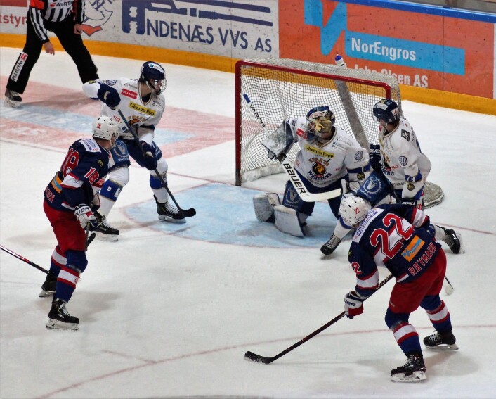 Martin Røymark setter pucken i mål bak Sparta-keeperen som bare kan se langt etter pucken. Foto: André Kjernsli Martin Røymark setter pucken i mål bak Sparta-keeperen som bare kan se langt etter pucken. Foto: André Kjernsli