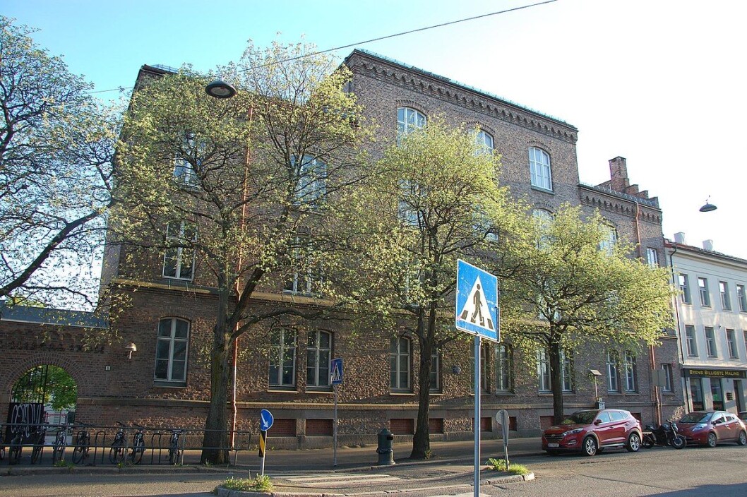 Ved Lilleborg skole skal de to eldste brødrene ha voldtatt en jente, i oktober 2017. Den eldste broren skal ha gjennomført voldtekten, mens den yngste broren truet jenta og et vitne med kniv, ifølge tiltalen. Foto: Anne-Sophie Ofrim / Wikimedia Commons Ved Lilleborg skole skal de to eldste brødrene ha voldtatt en jente, i oktober 2017. Den eldste broren skal ha gjennomført voldtekten, mens den yngste broren truet jenta og et vitne med kniv, ifølge tiltalen. Foto: Anne-Sophie Ofrim / Wikimedia Commons
