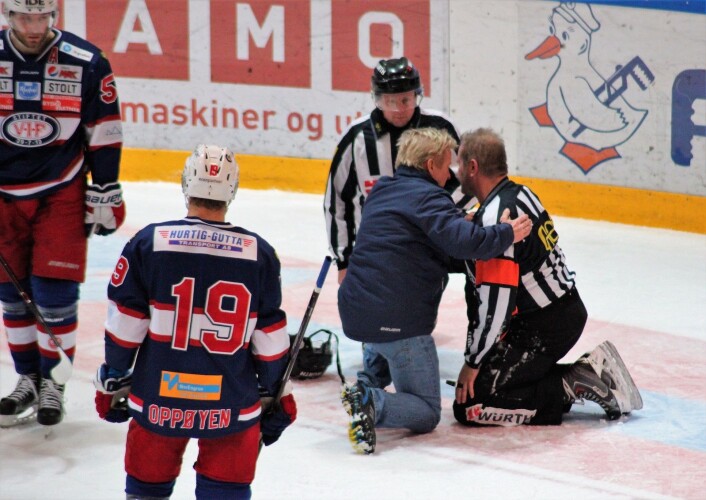 Dommeren fikk et skudd i skulderen og måtte ta telling. Foto: André Kjernsli Dommeren fikk et skudd i skulderen og måtte ta telling. Foto: André Kjernsli