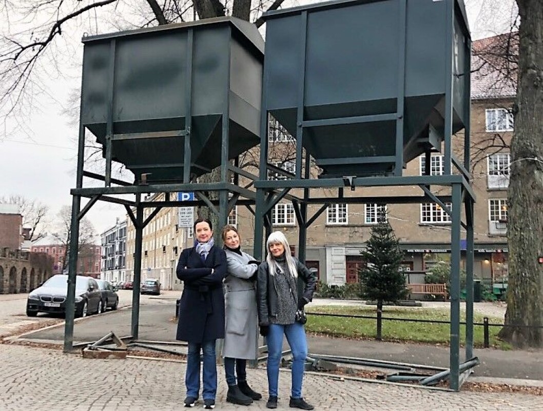 Bydelsutvalgsleder Anne Christine Kroepelien fra v.), styremedlem i Jessenløkken boligsameie Hanne Dyran og nabo Angela Amoroso vil ikke ha kommunens sandsilo akkurat her. Foto: Privat Bydelsutvalgsleder Anne Christine Kroepelien fra v.), styremedlem i Jessenløkken boligsameie Hanne Dyran og nabo Angela Amoroso vil ikke ha kommunens sandsilo akkurat her. Foto: Privat