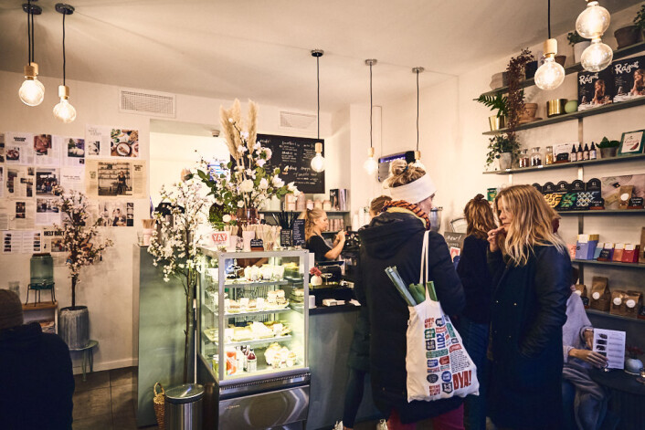 I lokalene til Oslo Raw er det blomster, speil og vennlige slagord på små skilt. Foto: Kristin Svanæs-Soot I lokalene til Oslo Raw er det blomster, speil og vennlige slagord på små skilt. Foto: Kristin Svanæs-Soot