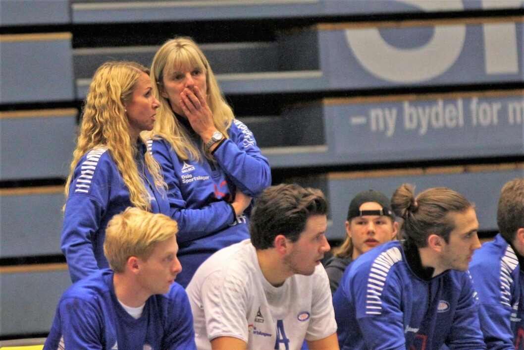 VIFs hovedtrener Anita Linder (til h.) og assistenttrener Marianne Juuhl under kampen mot Follo. Vålerenga tapte 27-20 mot Akershus-laget som regnes blant topplagene i 1. divisjon. Foto: Tor Solstad/Vålerenga håndball VIFs hovedtrener Anita Linder (til h.) og assistenttrener Marianne Juuhl under kampen mot Follo. Vålerenga tapte 27-20 mot Akershus-laget som regnes blant topplagene i 1. divisjon. Foto: Tor Solstad/Vålerenga håndball