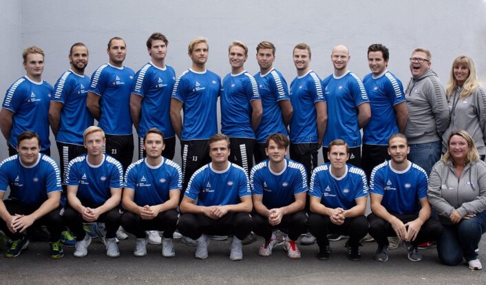 � Husk at dette er en sammensveiset kameratgjeng som rykket opp før sesongen. Målet er å beholde plassen, sier Vålerenga-trener Anita Linden (ytterst til høyre i bakre rad) Foto: Vålerenga håndball � Husk at dette er en sammensveiset kameratgjeng som rykket opp før sesongen. Målet er å beholde plassen, sier Vålerenga-trener Anita Linden (ytterst til høyre i bakre rad) Foto: Vålerenga håndball