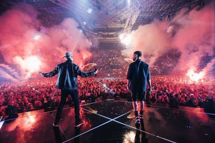 På rekordtid solgte Karpe ut Oslo spektrum i 2017. Tre ganger 10.000 tilskuere så duoen fra Oslo med band i en storslagen produksjon. Foto: akam1k3 / Euforia På rekordtid solgte Karpe ut Oslo spektrum i 2017. Tre ganger 10.000 tilskuere så duoen fra Oslo med band i en storslagen produksjon. Foto: akam1k3 / Euforia