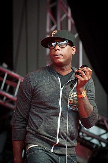 Talib Kweli under en konsert i Finland i 2012. Foto: Tuomas Vitikainen/Wikimedia Talib Kweli under en konsert i Finland i 2012. Foto: Tuomas Vitikainen/Wikimedia