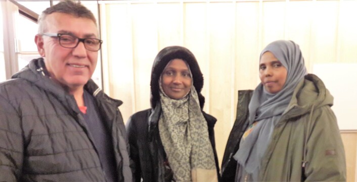 Leder av gårdsstyret i Kolstadgate 7, Yetïs Stubas, sammen med beboerne Deeqa Abdi Mohamoud og Sara. Foto: Anders Høilund Leder av gårdsstyret i Kolstadgate 7, Yetïs Stubas, sammen med beboerne Deeqa Abdi Mohamoud og Sara. Foto: Anders Høilund