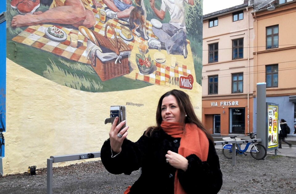 Etter avdukingen av Millsveggen, var det selfie-time for hun som avduket verket, HR-assistent hos Mills, Liss Steiro. Foto: Anders Høilund