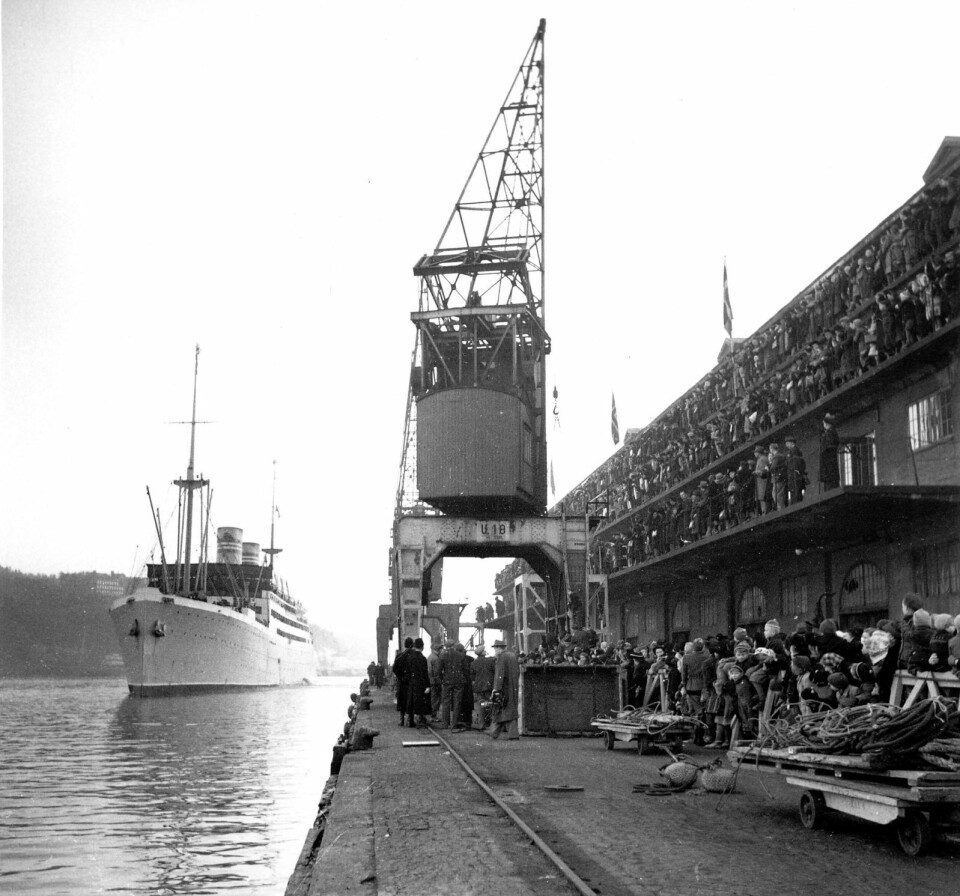 Julebåten Stavangerfjord fra USA ankommer Oslo havn i 1948. På utstikker 1 på Vippetangen er det tjukt av forventningsfulle folk. Foto: NTB arkiv
