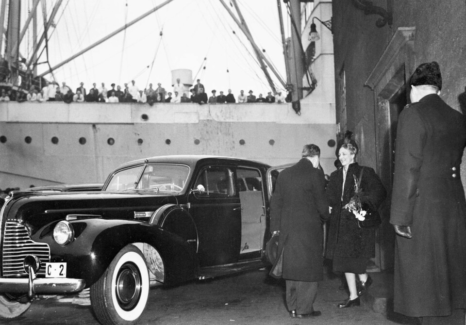 Også celebriteter, kongelige og datidens kjendiser kom med 'Julebåten'. 17. desember 1947 kom kronprinsesse Märtha tilbake fra USA med Stavangerfjord. Her blir Kronprinsessen ønsket velkommen hjem etter ankomsten. Foto: NTB arkiv / Scanpix