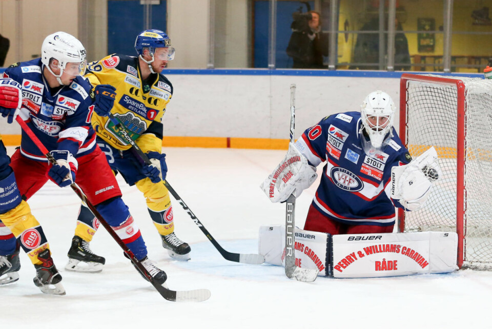 Søberg redder et skudd under eliteseriekampen i ishockey mellom Vålerenga og Storhamar i Furuset Forum. Foto: Fredrik Hagen / NTB scanpix