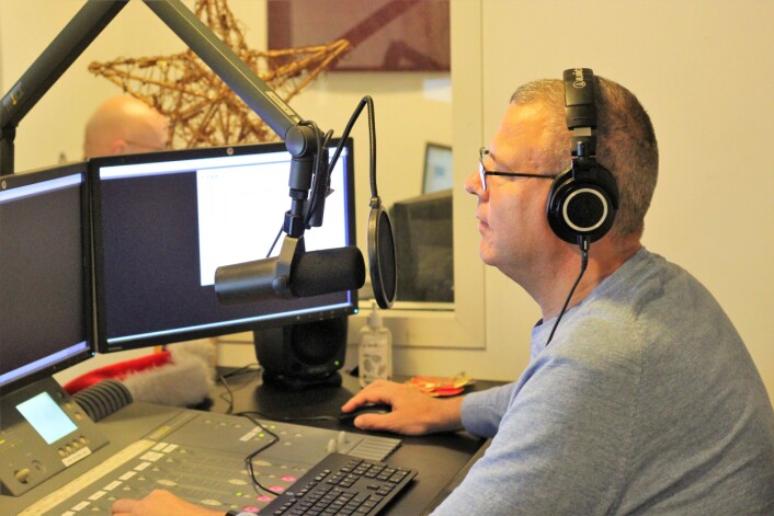Erik Engen bak spaker og mikrofoner i Radio Metro. Foto: André Kjernsli Erik Engen bak spaker og mikrofoner i Radio Metro. Foto: André Kjernsli