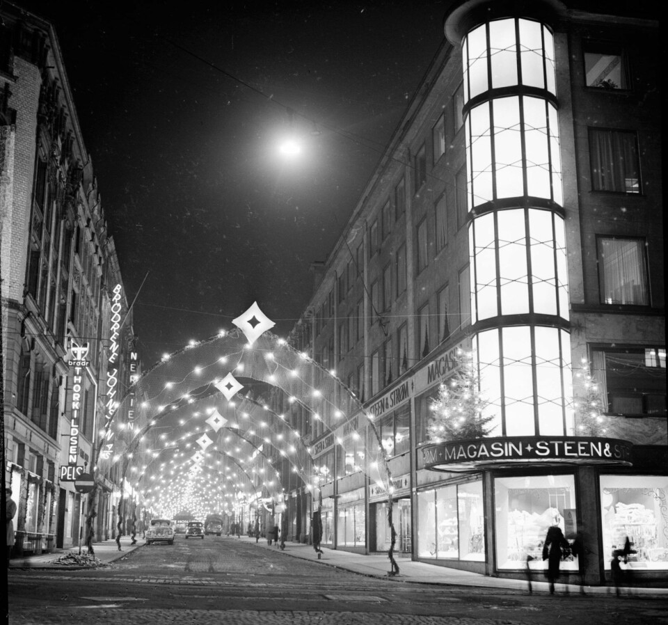 10. desember 1956 var Oslos sentrumsgater julepyntet og vindusutstillingen i Steen & Strøms varemagasin en fast attraksjon for både store og små i hovedstaden. Foto: NTB / Scanpix