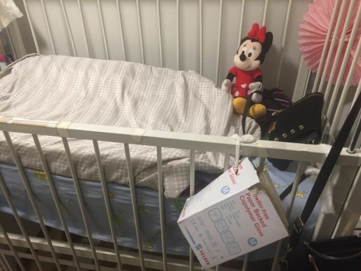 I denne senga bor en ett år gammel jente med store pusteproblemer. Foto: Vegard Velle
