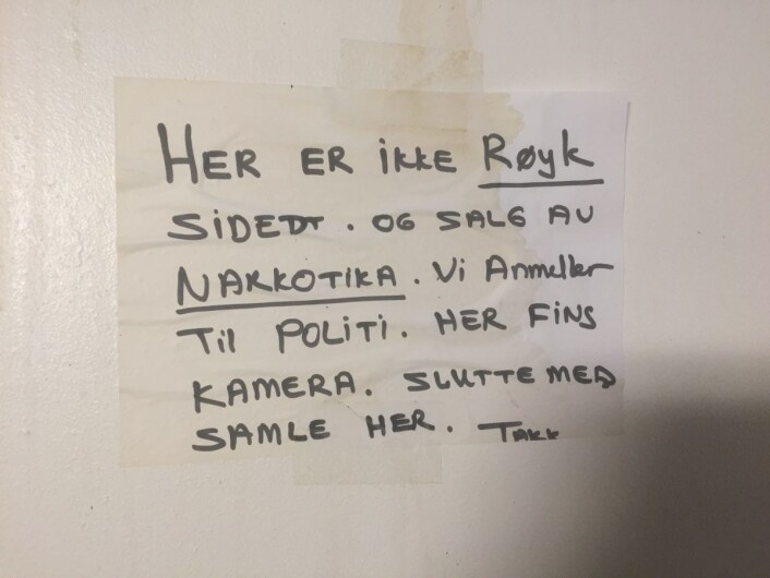 Her er det ike lov å røyke eller selge narkotika. Vi anmelder til politiet. Foto: Vegard Velle Her er det ike lov å røyke eller selge narkotika. Vi anmelder til politiet. Foto: Vegard Velle