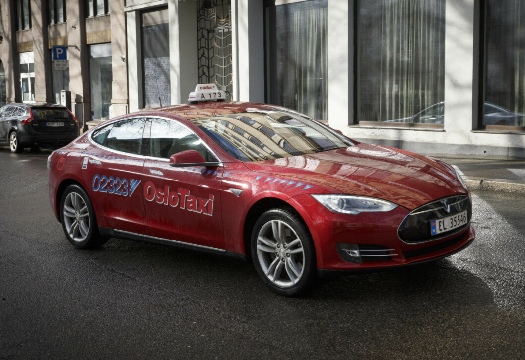 En Tesla el-taxi i Oslos gater. Foto: Heiko Junge / NTB scanpix