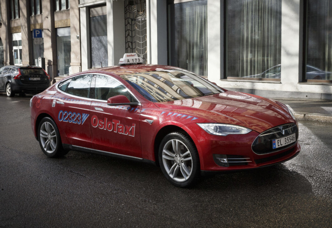 En Tesla el-taxi i Oslos gater. Foto: Heiko Junge / NTB scanpix En Tesla el-taxi i Oslos gater. Foto: Heiko Junge / NTB scanpix
