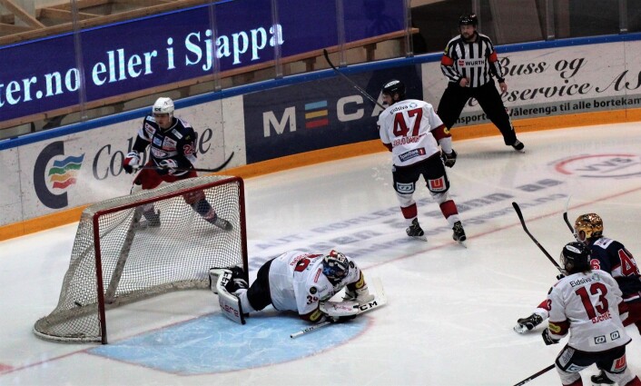 Vålerenga sjokkåpner mot Lillehammer, og Rasmus Ahlholm (bak mål) scorer etter 29 sekunder. Foto: André Kjernsli Vålerenga sjokkåpner mot Lillehammer, og Rasmus Ahlholm (bak mål) scorer etter 29 sekunder. Foto: André Kjernsli