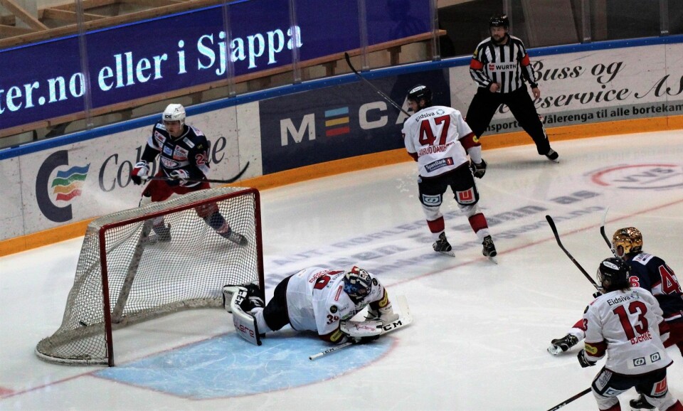 Vålerenga sjokkåpner mot Lillehammer, og Rasmus Ahlholm (bak mål) scorer etter 29 sekunder. Foto: André Kjernsli