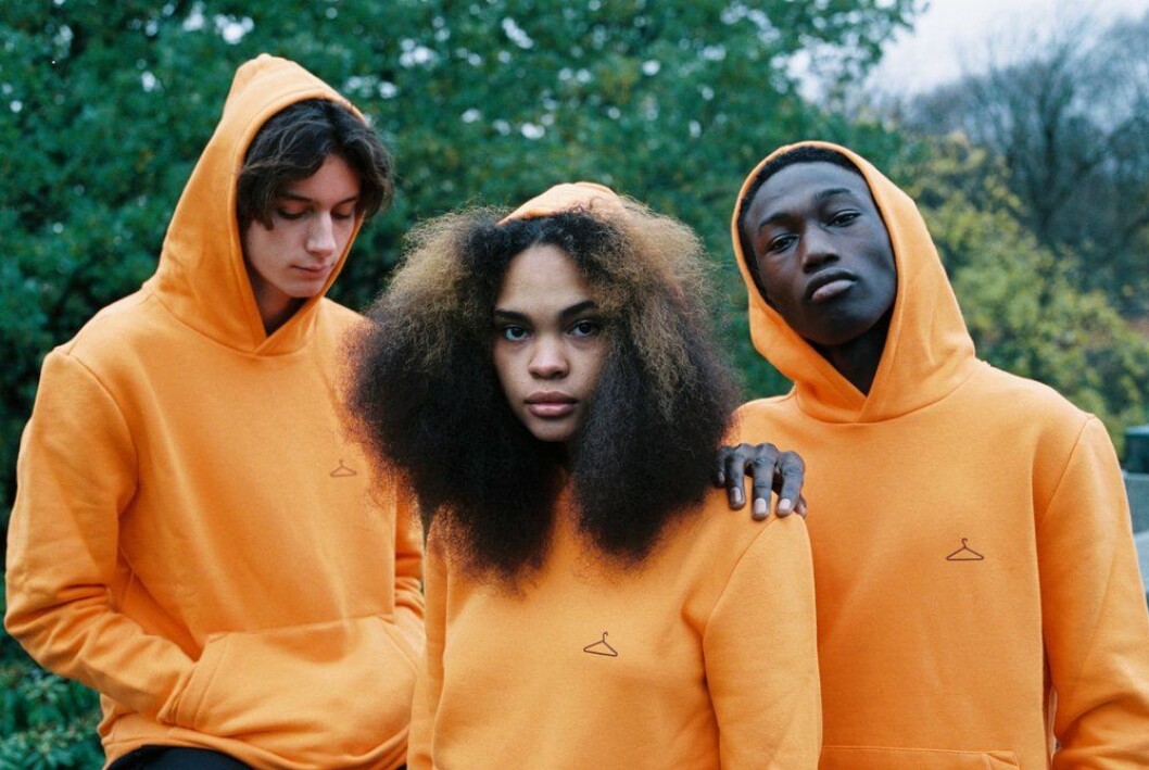 Holzweiler har bestemt seg for å gi overskuddet fra salget av oransje hoodies til Kirkens Bymisjon. Foto: Holzweiler Holzweiler har bestemt seg for å gi overskuddet fra salget av oransje hoodies til Kirkens Bymisjon. Foto: Holzweiler