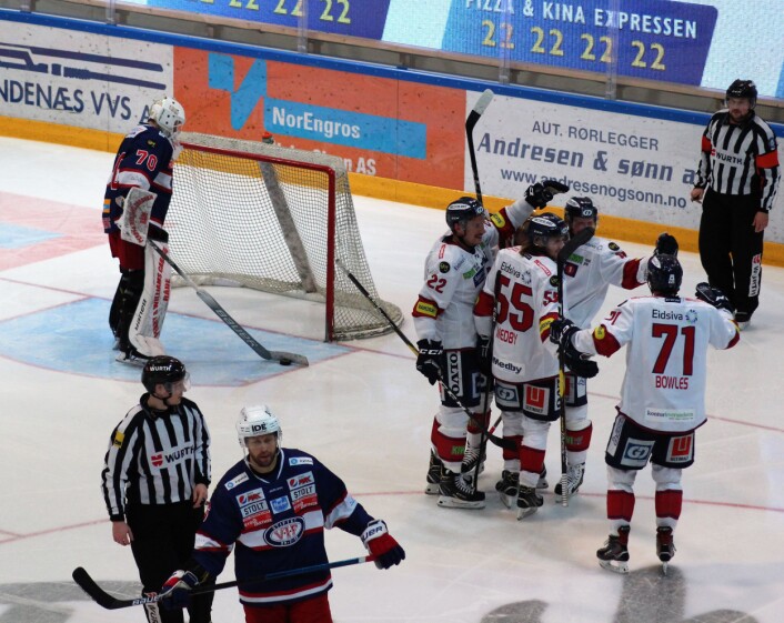 Søberg fisker nok en puck ut av eget mål. Foto: André Kjernsli Søberg fisker nok en puck ut av eget mål. Foto: André Kjernsli