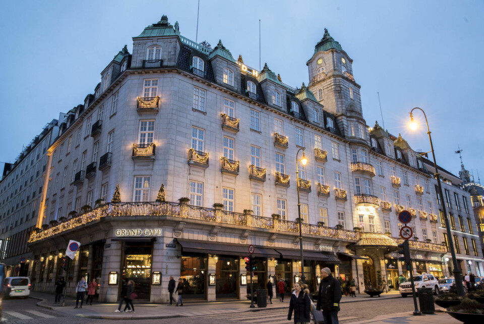 Julelys pryder allerede fasaden til ærverdige Grand hotell på Karl Johan. Foto: Vidar Ruud / NTB scanpix