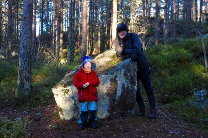 Skogen trenger ikke alltid være alvorlig, og ikke stein heller. Her er Reidar og Mika sammen med en av våre favoritter: Squirrulus gigantus, som levde en gang i karbontida og småspiste på bregnetrær. Kanskje vi finner resten av det hvis vi graver litt? Foto: Sara Linea Pihl / Katja Johanne Pihl Skogen trenger ikke alltid være alvorlig, og ikke stein heller. Her er Reidar og Mika sammen med en av våre favoritter: Squirrulus gigantus, som levde en gang i karbontida og småspiste på bregnetrær. Kanskje vi finner resten av det hvis vi graver litt? Foto: Sara Linea Pihl / Katja Johanne Pihl