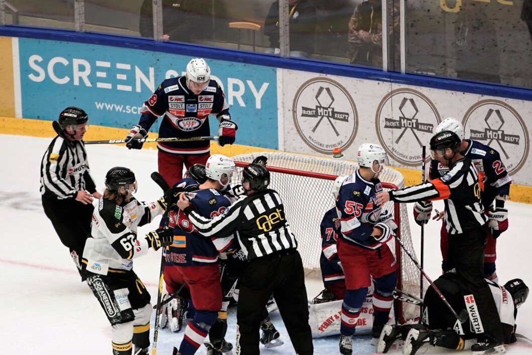 Ampert foran Vålerenga-keeper Steffen Søberg etter at en Oilers-spiller nærmest forsøkte å tackle pucken i mål. Foto: Henning Skjelbreid Ampert foran Vålerenga-keeper Steffen Søberg etter at en Oilers-spiller nærmest forsøkte å tackle pucken i mål. Foto: Henning Skjelbreid
