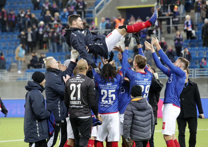 Daniel Fredheim Holm hylles etter sin siste eliteseriekamp for Vålerenga. Foto: Terje Bendiksby / NTB Scanpix Daniel Fredheim Holm hylles etter sin siste eliteseriekamp for Vålerenga. Foto: Terje Bendiksby / NTB Scanpix