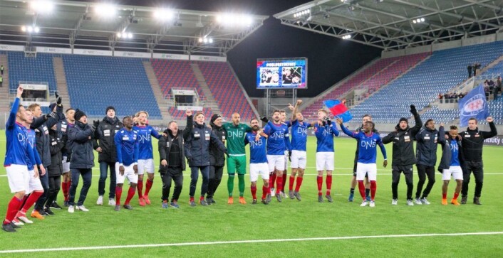 Det har vært litt for langt mellom høydepunktene på Vålerenga stadion i år. Her jubler spillerne med Klanen etter å ha slått Odd 2-1. Foto: Fredrik Hagen / NTB scanpix Det har vært litt for langt mellom høydepunktene på Vålerenga stadion i år. Her jubler spillerne med Klanen etter å ha slått Odd 2-1. Foto: Fredrik Hagen / NTB scanpix