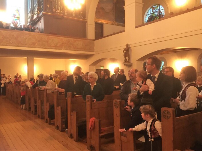 Denne søndagen var det dåp i Frogner kirke, og folk hadde pyntet seg. Foto: Kjersti Opstad Denne søndagen var det dåp i Frogner kirke, og folk hadde pyntet seg. Foto: Kjersti Opstad