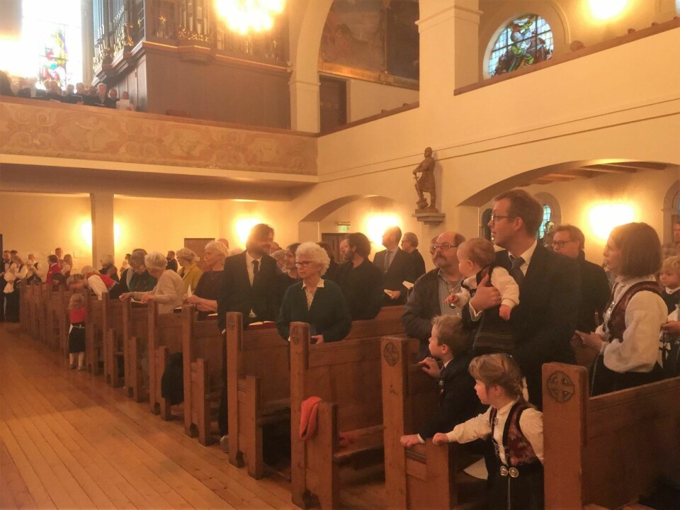 Denne søndagen var det dåp i Frogner kirke, og folk hadde pyntet seg. Foto: Kjersti Opstad