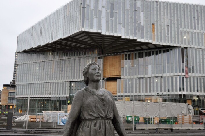 Norges desidert største operastjerne, Kirsten Flagstad skuer ut mot Oslofjorden og Operaen i Bjørvika, mens nye Deichmanske hovedbibliotek reiser seg i bakgrunnen. Foto: Arnsten Linstad Norges desidert største operastjerne, Kirsten Flagstad skuer ut mot Oslofjorden og Operaen i Bjørvika, mens nye Deichmanske hovedbibliotek reiser seg i bakgrunnen. Foto: Arnsten Linstad