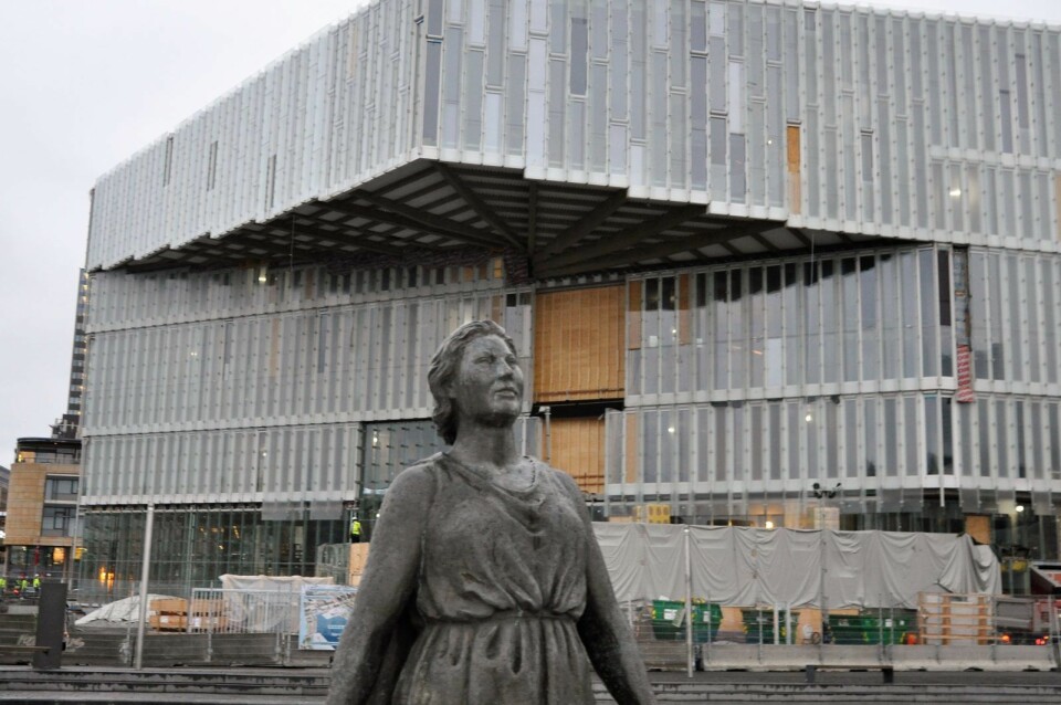 Norges desidert største operastjerne, Kirsten Flagstad skuer ut mot Oslofjorden og Operaen i Bjørvika, mens nye Deichmanske hovedbibliotek reiser seg i bakgrunnen. Foto: Arnsten Linstad