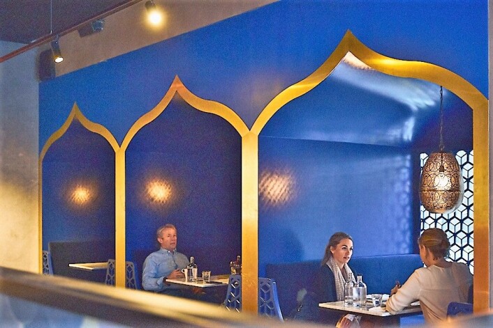 På den ene siden er det intime og eksotisk utseende båser, mens det på den andre siden er en moderne bar. Foto: Kristin Svanæs-Soot På den ene siden er det intime og eksotisk utseende båser, mens det på den andre siden er en moderne bar. Foto: Kristin Svanæs-Soot