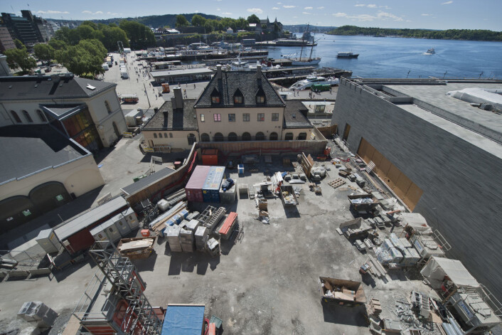 Den gamle Vestbanetomta der togenesporene lå tidligere er ikke til å kjenne igjen. Dette skal bli "piazzettaen" ved Nasjonalmuseet (til h.), men er i dag lagringsplass for byggemateriale. Når Nasjonalmuseet åpner for publikum blir dette et sted besøkende kan nyte mat og drikke i solen. Foto: Ken Opprann / Statsbygg Den gamle Vestbanetomta der togenesporene lå tidligere er ikke til å kjenne igjen. Dette skal bli "piazzettaen" ved Nasjonalmuseet (til h.), men er i dag lagringsplass for byggemateriale. Når Nasjonalmuseet åpner for publikum blir dette et sted besøkende kan nyte mat og drikke i solen. Foto: Ken Opprann / Statsbygg