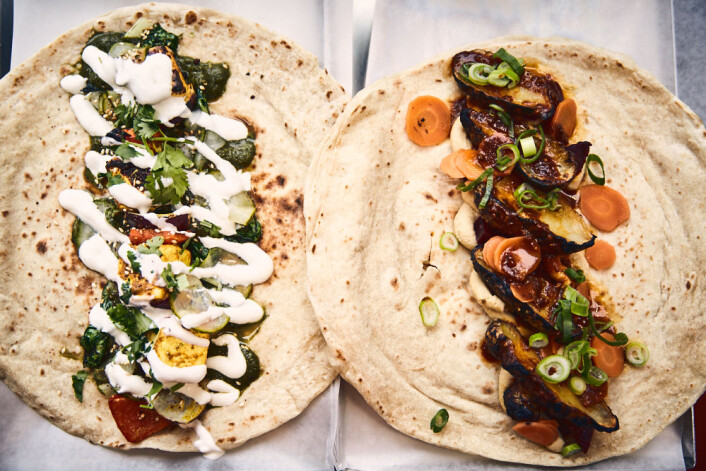Kristins veganske kebab er basert på grillet jordskokk og serveres med baba ganoush, saltbakt rødbete, syltet gulrot og hvitløkchips. Foto: Kristin Svanæs-Soot Kristins veganske kebab er basert på grillet jordskokk og serveres med baba ganoush, saltbakt rødbete, syltet gulrot og hvitløkchips. Foto: Kristin Svanæs-Soot